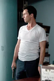 Michael Westen (Jeffrey Donovan) und sein Team sind auf den Spuren eines Waffenschiebers mit dem Spitznamen 'Cobra'. Doch können sie den Verbrecher fassen?