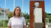 Mariella Gittler vor Denkmal für Victor Adler.
