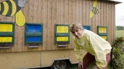 Fritz (Guido Hammesfahr) verspricht gut auf Bienen und Wagen aufzupassen, wenn Sven verreist. Noch weiß er nicht, dass über Nacht alles verschwindet.