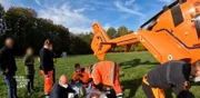 Der Christoph 29 Rettungshubschrauber landet auf einem Parkdeck, um eine Patientin mit Herzinfarkt zu versorgen.