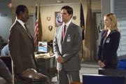 Ein junger Detective aus Kansas City kommt zur BAU und erzählt von 63 verschwundenen Obdachlosen. Seine Vorgesetzten glauben ihm allerdings nicht. Hotch (Thomas Gibson, m.) und JJ (A.J. Cook, r.) fliegen mit ihm nach Kansas, um dem auf den Grund zu gehen. Der zuständige Captain (Steven Williams, l.) lehnt Ermittlungen des FBI's ab, da er an kein Verbrechen glaubt ...