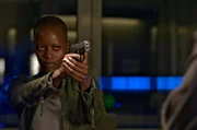 Anais (Florence Kasumba) zielt.
