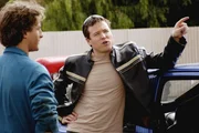 Luke (Dean O'Gorman, l.) hat sein Auto an Greg (Henry Nixon) verwettet. Ein großer Fehler ...