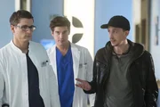Ben Ahlbeck (Philipp Danne, M.) kann kaum mit ansehen, wie Elias (Stefan Ruppe, l.) seinem alten Schulfreund Bolle (Simon Werdelis, r.), nicht nur Geld borgt, sondern ihm auch gleich seine EC-Karte gibt.
