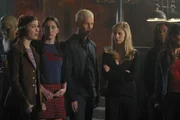 Die Macht des Bösen hat sich zurückgezogen. Dadurch haben Buffy (Sarah Michelle Gellar, 2.v.r.), Spike (James Marsters, M.) und ihre Freunde Zeit, weitere Nachforschungen anzustellen und die Anwärterinnen auszubilden._Titel: Buffy - Im Bann der Dämonen