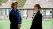 Bella (Alessia Mazzola, r.) will ihren Fehler bei der Exposé-Erstellung wieder gut machen und sieht ihre Chance, als Victoria (Caroline Schreiber, l.) nach einem Haus auf dem Salzmarkt sucht.