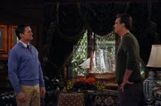 Marshall (Jason Segel, r.) konfrontiert den Captain (Kyle MacLachlan, l.) mit der Frage, was er mit Lily am Laufen hat ...