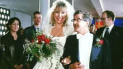 Das glückliche Brautpaar Ilse (Christiane Reiff mi.) und Gregor (Santiago Ziesmer 2.v.re). Im Hintergrund die Hochzeitsgäste Ayse (Lale Kareci li.), Horst Dahnke (Thomas Engel 2.v. li.) und Dr. Christoph C. Stein (Atto Suttarp re.)