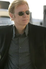 Am Strand wird die Leiche von Jason Billings aufgefunden. Lt. Horatio Caine (David Caruso) und sein Team übernehmen die Ermittlungen ...