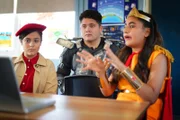 Prisha (Holly Simon, li.), Mikey (Semisi Cheekam, Mi.) und Salwa (Reannah Hamdan) brauchen nach Tiffs Ausstieg aus dem Team dringend einen neuen Spieler. Sie wollen ein Probespielen abhalten.