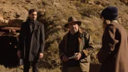 Anais (Chelsie Preston Crayford, r.) und Simon (Matt Whelan, l.) sprechen mit Martyn (Roy Billing, M.) vom Heimatmuseum in Arrowtown über den Fund einer Leiche in einer stillgelegten Mine.