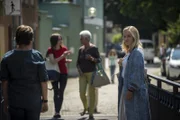 Petra (Elena Hesse, links) glaubt, ihre verloren geglaubte Mutter (Meri Koivisto, rechts) auf der Straße wieder zu erkennen.