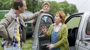 Die Gegenüberstellung! Fritz (Guido Hammesfahr, M.) ist überrascht, als Imker Sven (Oliver Dupont, l.) und Obstbäuerin Hilde (Brigitte Böttrich, r.) auf dem Feld aufeinandertreffen, denn die beiden haben eine Gemeinsamkeit.
