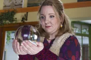 Hexe Elsebö (Mackie Heilmann) kommt mit ihren missglückten Hexereien nicht weiter und will mit Hilfe der Glaskugel Rat von ihrer Lehrerin einholen.