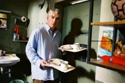 Felix (Christoph M. Ohrt) kann es immer noch nicht fassen. Nach einer harmlosen Verkehrswidrigkeit landet er tatsächlich im Knast ...
