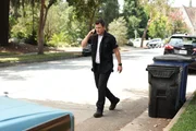 Officer John Nolan (Nathan Fillion) wird von Rosalind Dyer am Telefon gezwungen, seinen Gürtel, Ausweis und seine Waffen abzulegen.