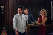 Ted (Josh Radnor, l.) beginnt schön langsam, eins uns eins zusammenzuzählen, und kann das Rätsel um das mysteriöse Verhalten von Lily lösen. Noch ahnungslos: Billy (William Zabka, M.) und Becky (Laura Bell Bundy, r.) ...