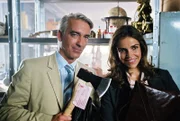 Auch Sandra (Rebecca Immanuel, r.) und Felix (Christoph M. Ohrt, l.) möchten das magische Bett sehen. Als sich die beiden zufällig in der Lagerhalle, in dem das Bett deponiert ist, treffen, werden sie prompt erwischt ...