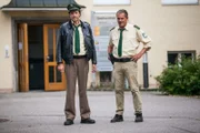 v.li.: Johannes Staller (Helmfried von Lüttichau) und Franz Hubert (Christian Tramitz) fahren entdecken vor der Praxis den roten Flitzer