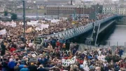 1976 demonstrierten protestantische und katholische Männer und Frauen gegen die Spirale der Gewalt in Nordirland.