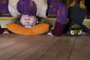 Hexe Elsebö (Mackie Heilmann) hat die besten Ideen, wenn sie auf dem Kopf steht. Das muss Rabe Rudi natürlich auch ausprobieren.