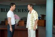 Michael Westen (Jeffrey Donovan, l.) stellt den dubiosen Finanzjongleur Nick Madison (Clayton Rohner) zur Rede. Denn seinetwegen hat eine Wohltätigkeitsorganisation viel Geld verloren.