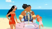 Timeti (l.) und Marina zeigen Papa Tuanaku, wie er Tapuna wieder besänftigen kann. Er hatte wieder einmal den Hochzeitstag vergessen. Mit einem romantischen Abendessen möchte er die Sache wieder gutmachen.