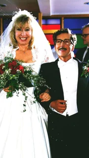 Ilse (Christiane Reiff) und ihr Gregor (Santiago Ziesmer) als glückliches Brautpaar.