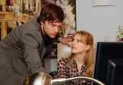 ARD STURM DER LIEBE FOLGE 1095, am Dienstag um 15:10 Uhr im ERSTEN. Rosalie (Natalie Alison, r.) fällt die platonische Nähe zu Lukas (Wolfgang Cerny, l. ) zunehmend schwer.