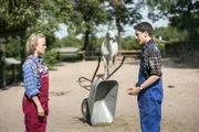 Kasimir (Sinan El Sayed, rechts) versucht Martha (Luna Kuse, links) etwas Wichtiges zu sagen. Doch wie wird sie darauf reagieren?