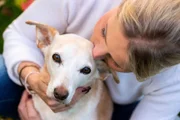 Was kommt auf die Halter zu, wenn ihre Vierbeiner in die Jahre kommen? Carmen mit ihrer Hündin Mila: 14 Jahre lang waren sie kaum einen Tag getrennt.