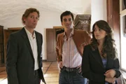 David (Mathis Künzler, M.) sorgt bei Mariella (Bianca Hein, r.) und Lars van der Lohe (Clayton M. Nemrow, l.) für kurzzeitige Irritation.