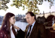 Bei Ermittlungen in Prag schwelgt Ehrlicher (Peter Sodann) in alten Zeiten und wird aber mit der Gegenwart konfrontiert: die Tochter (Linda Holubova) seiner Jugendliebe...