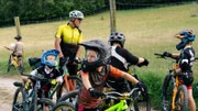 Actionaufnahme, Wolfgang Fasching und Kinder (Namen unbekannt) beim Reden mit Kindern während ServusTVs "Radln mit Fasching Season 1 Episode 2" am Roadlberg in Ottenschlag im Mühlkreis, Oberösterreich, Österreich am 01. August, 2024