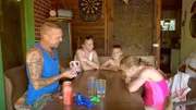 Franks Familie genießt die letzten Sommertage mit Pool und Eis, während Nesthäkchen Kalli seinem ersten Schultag entgegenfiebert.
