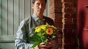 Raimund (Ingo Naujoks) will Waltraud besuchen und hört Schreckliches durch die Tür. Was er nicht weiß: Familie Holtkamp probt gerade die Beerdigung von Waltraud.