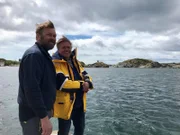 Pål Nymoen und Fredrik Søreide untersuchen das Wrack eines seltenen norwegischen Wikinger-Frachtschiffs. (National Geographic/Sam Roberts)