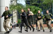 Special Agent Maggie Bell (Missy Peregrym, Mitte l.); Special Agent Omar Adom 'OA' Zid (Zeeko Zaki, Mitte r.)