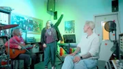 Doc Caro (r.) begleitet Enrike (M.) zur Musiktherapie.