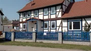 Stephanie und Lucas ziehen mit ihrem Söhnchen Kevin aus ihrer alten Mietwohnung in ein Schnäppchenhaus mit 200 m² Wohnfläche. Handwerker Lucas sieht in den dringend nötigen Sanierungsarbeiten überhaupt kein Problem...