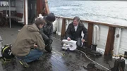 Drohnenbetreiber machen sich bereit, ihre Unterwasserdrohne zu starten und auf dem Meeresgrund nach Nazi-Zerstörern zu suchen. (National Geographic/Jack Chapman)