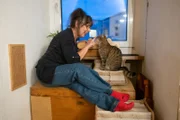 34 Millionen Haustiere leben in Deutschland. Singlefrau Marion lebt mit drei Katzen in Köln. Bis zum letzten Atemzug will Marion ihre Katze Moppi begleiten.