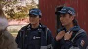 Senior Constable Hoana Rata (Roimata Fox, M.) und Constable Jarrod Renner (Dahnu Graham, r.) treffen in Arthurs Point ein. Dort hat Detective Sergeant Anais Mallory (Chelsie Preston Crayford, l.) eine weitere Leiche gefunden.