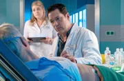 Thomas Deckert (Thomas Dannemann, li.) geht es immer schlechter, doch die Ärzte finden einfach keine Ursache dafür. Dr. Philipp Brentano (Thomas Koch, re.) vermutet einen Zusammenhang mit der Allergie von Thomas Deckerts Frau. hi: Miriam Schneider (Christina Petersen)