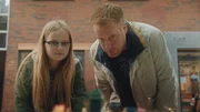 Floor (Bobbie Mulder) bekommt von Jan eine teure neue Armbanduhr.