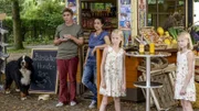 Ein Hase auf einem Rad fährt am Kiosk vorbei - ein Außerirdischer oder bloß ein Kostüm? Fritz Fuchs (Guido Hammesfahr), Yasemin (Sanam Afrashteh), Luca und Lisa (Annika und Marie Becker) und Keks sind kurzfristig sprachlos.