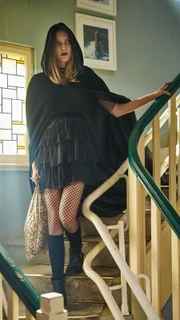 Leah (Charlotte Krause) hat sich für die Generalprobe von Waltrauds Beerdigung in Schale geschmissen.