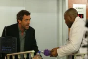 Kämpfen ums Überleben einer jungen Patientin: Dr. Eric Foreman (Omar Epps, r.) und Dr. Gregory House (Hugh Laurie, l.)