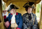 König Richard (Michael Kind, links), Vater von Prinz Arthur, und Baron von und zu Wildungen (Florian Panzner).