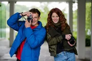 Julian hat eine alte Fotokamera vom Flohmarkt, Fotografin Laura eine moderne Digitalkamera. Welche Kamera macht wohl die besseren Fotos?